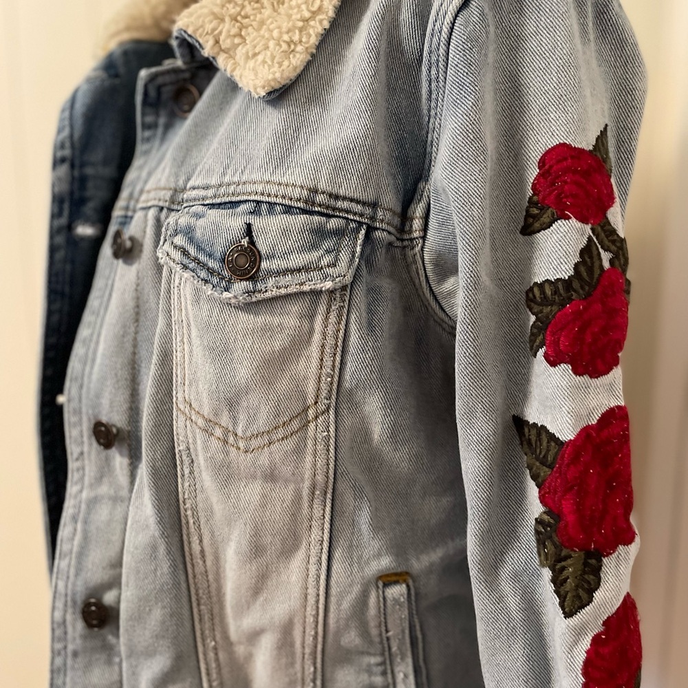 PacSun Sherpa Jean Jacket with Rose Embroidery - Picture 3 of 5